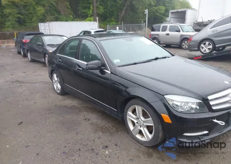 2011 Mercedes-Benz C 300 Luxury/Sport z USA, uszkodzony, nr VIN WDDGF5EB3BR178428